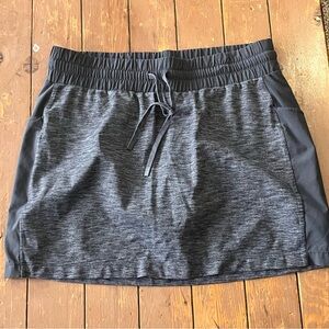 Athleta Excursion Hybrid Skort in a black and gray heathered pattern